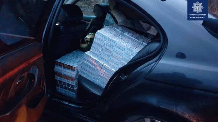 Ковельські патрульні зупинили набитий контрабандними цигарками BMW