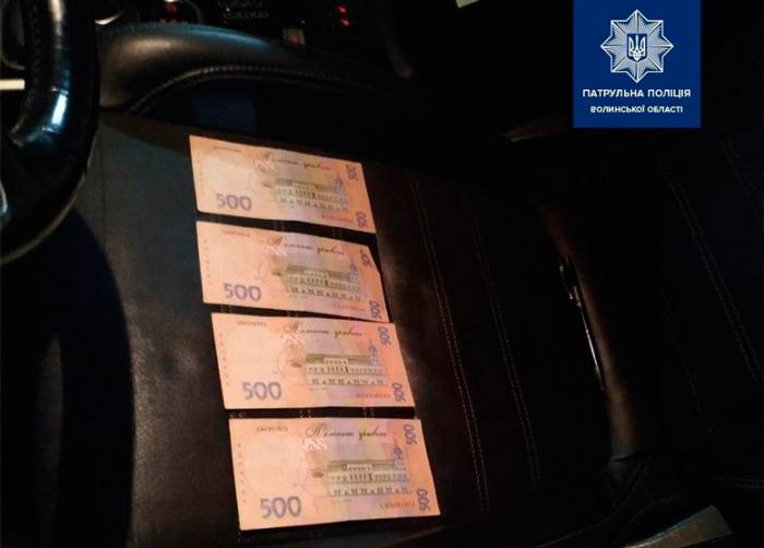 Двом водіям загрожує кримінал за пропозицію хабара ковельським патрульним. Фото