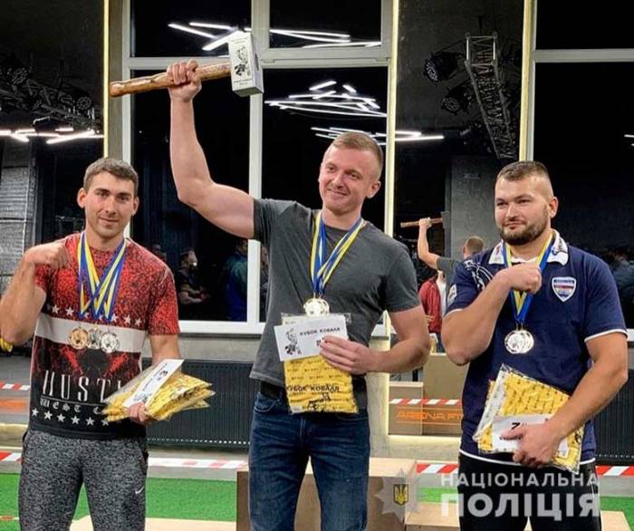 Поліцейський Андрій Мороз переміг на чемпіонаті Ковеля з армреслінгу. Фото