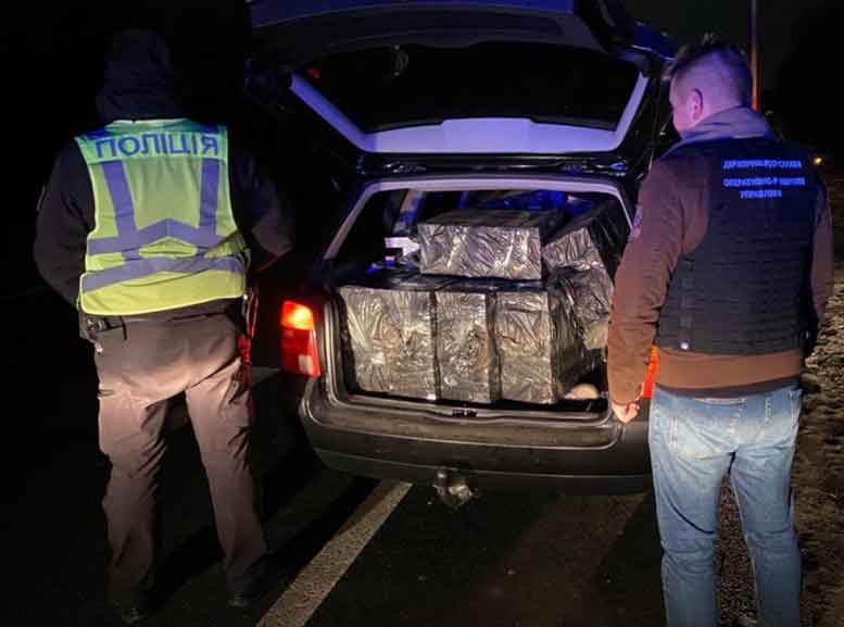 на околиці Ковеля прикордонники зупинили автомобіль із безакцизиними цигарками