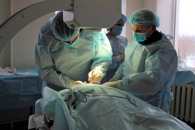 У Ковельському МТМО лікарі спілкувались з пацієнтом під час операції на серці