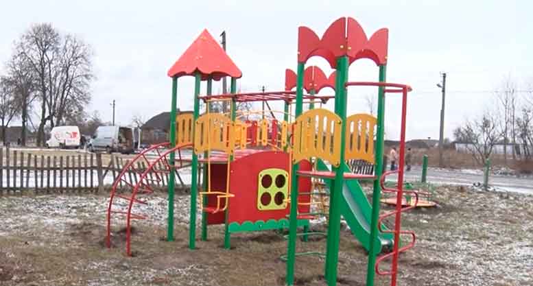 У дитсадках Ковельської громади встановили нові ігрові майданчики. Відео