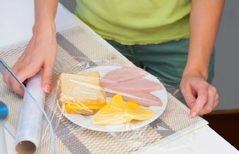 Упаковка бутербродов в пищевую пленку