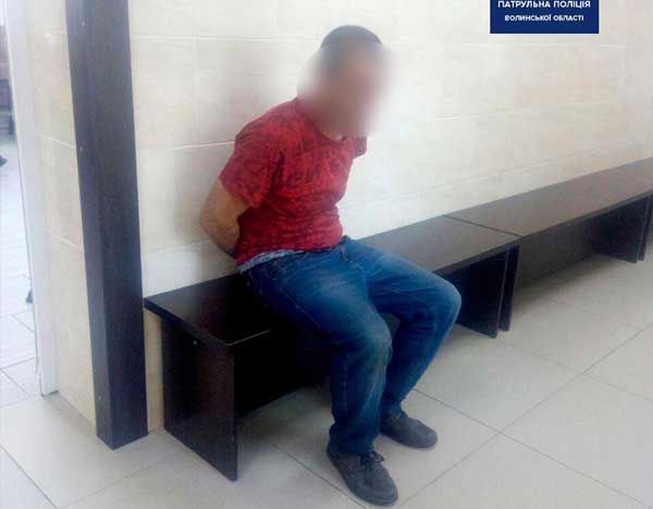 У Ковелі неадекват із Запоріжжя напав на патрульну