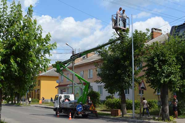 У Ковелі встановлюють нове вуличне освітлення. Фото
