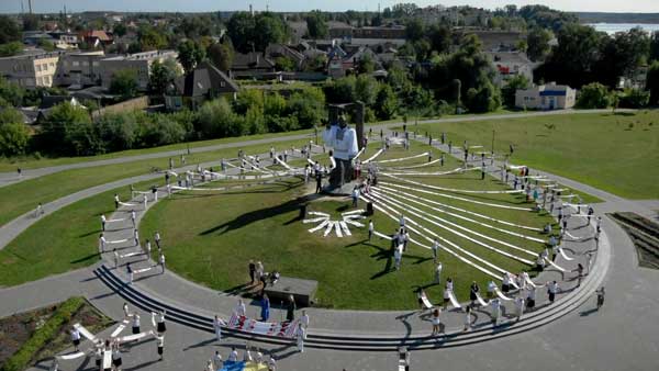 У Ковелі з нагоди святкування 28-ої річниці Незалежності України, окрім традиційних офіційних та мистецьких заходів, біля пам&rsquo;ятника Тарасу Шевченку провели флешмоб &laquo;Вишиваний рушник Кобзареві&raquo;.