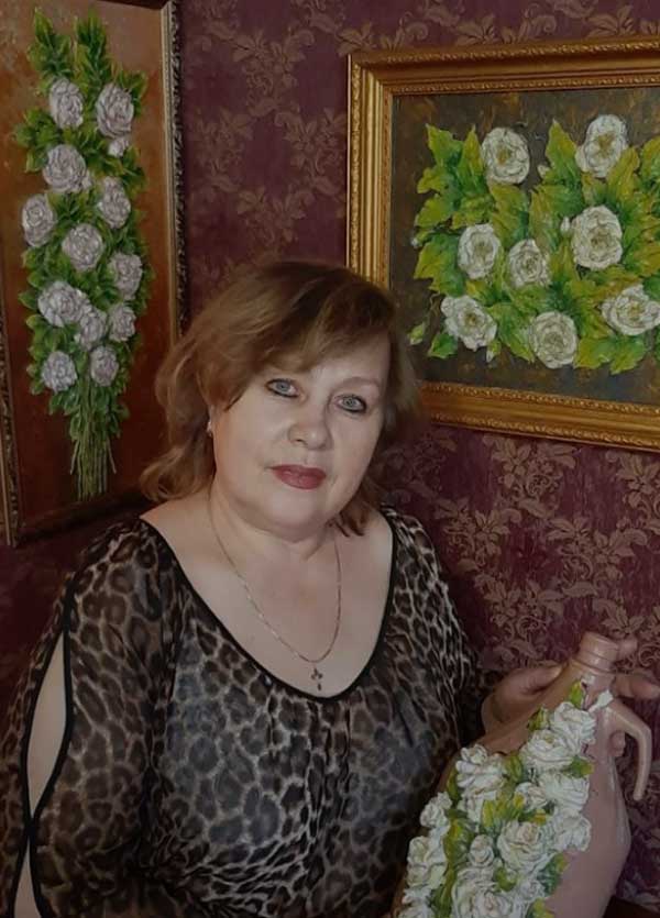 Жительнка Ковельщини ліпить картини з тіста. Фото  Люба Василюк